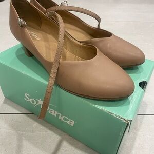 Character shoes size 8.5 in tan